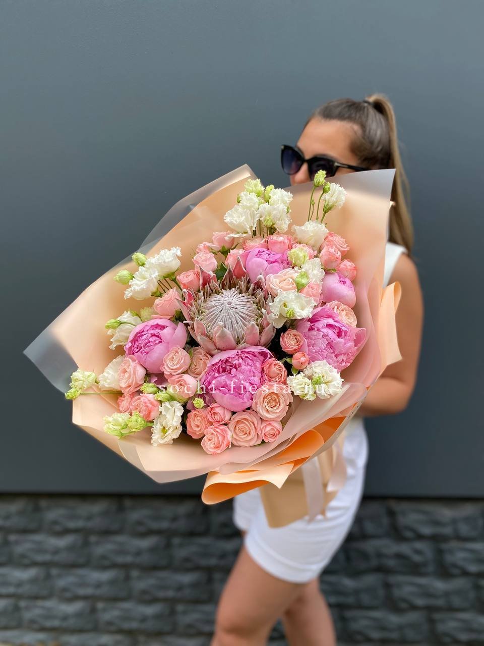 сборный букет из роз и альстромерии для небольшого города в красивой упаковке