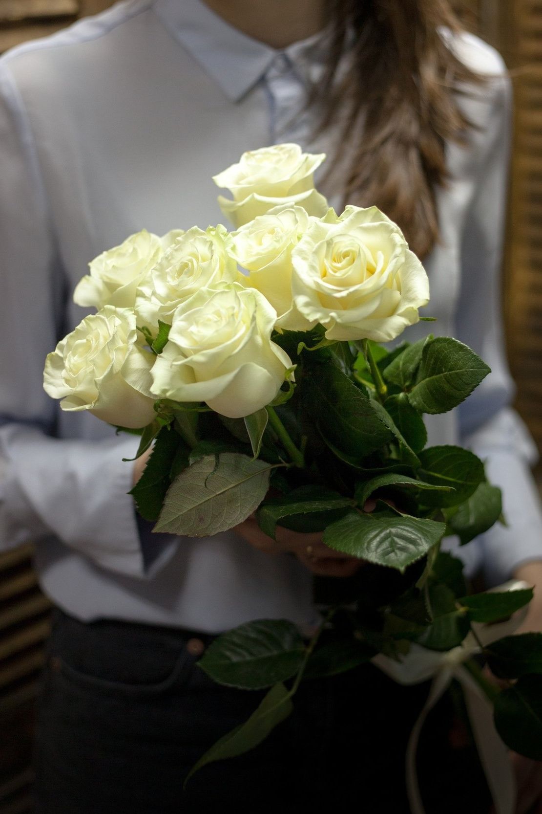 свадебный букет невесты из белых роз в нежной упаковке для торжества в небольшом городе