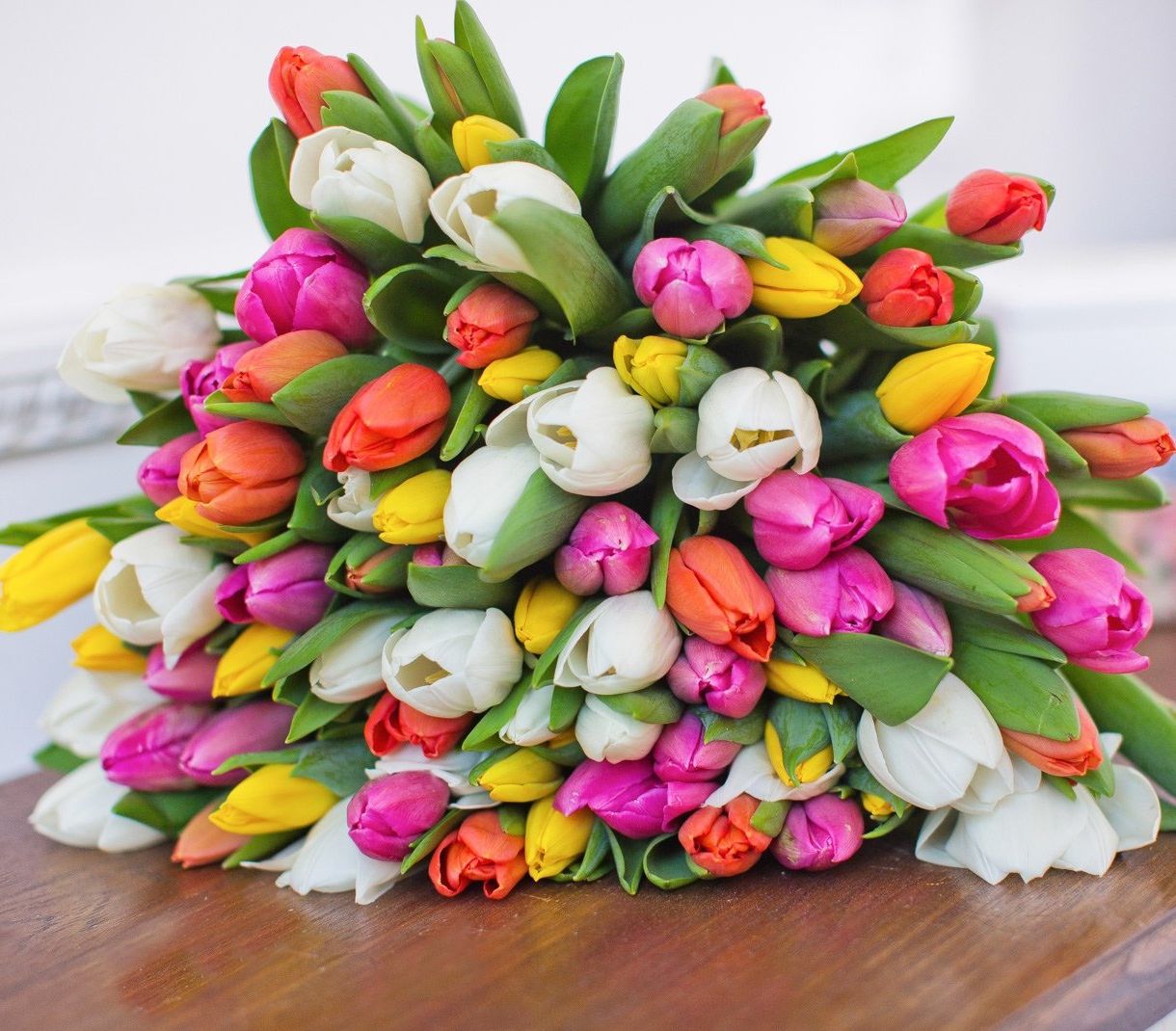 классическая корзина с лилиями и розами для юбилея в Томске