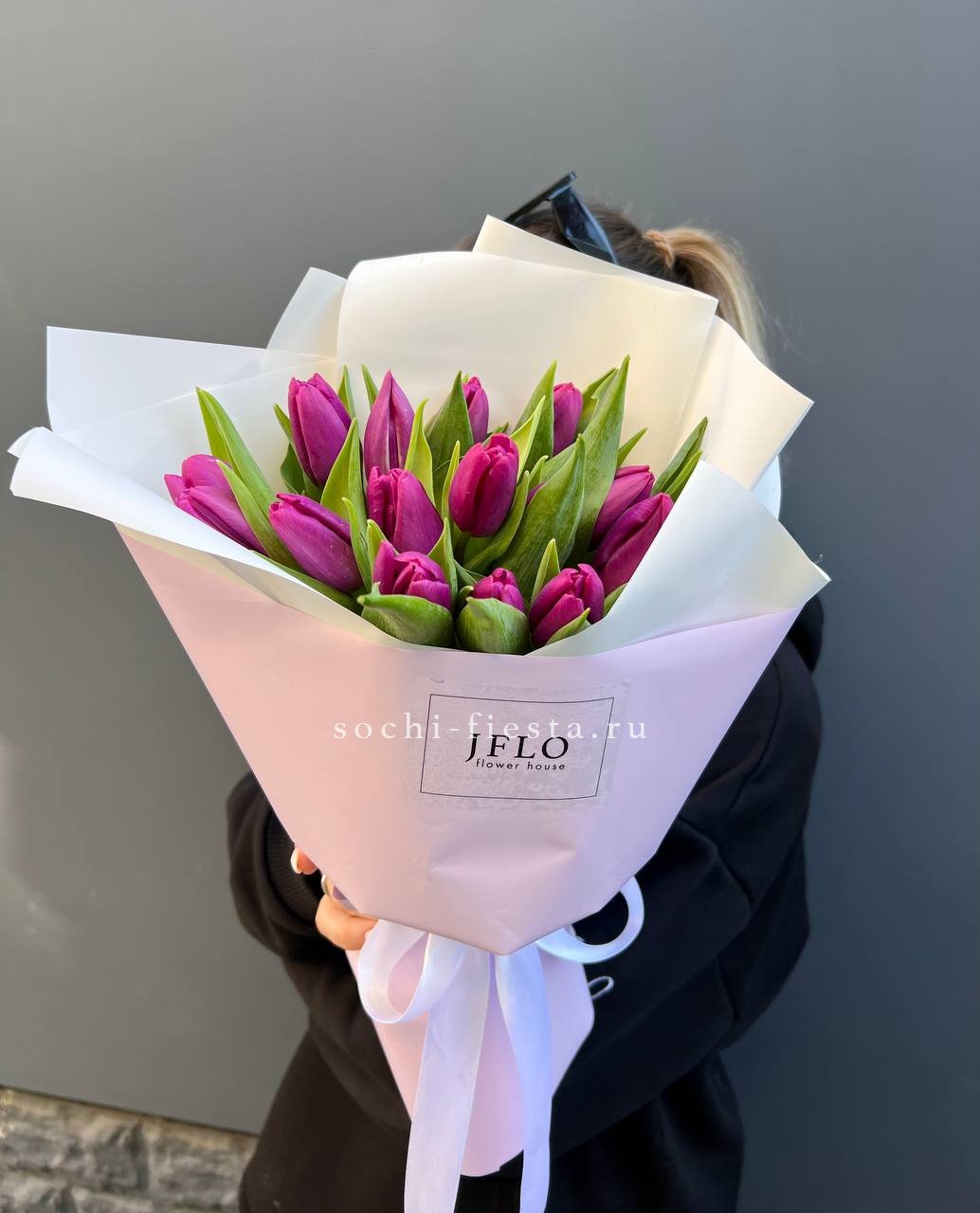 видовой каталог с розами и хризантемами в студии флористики в Томске