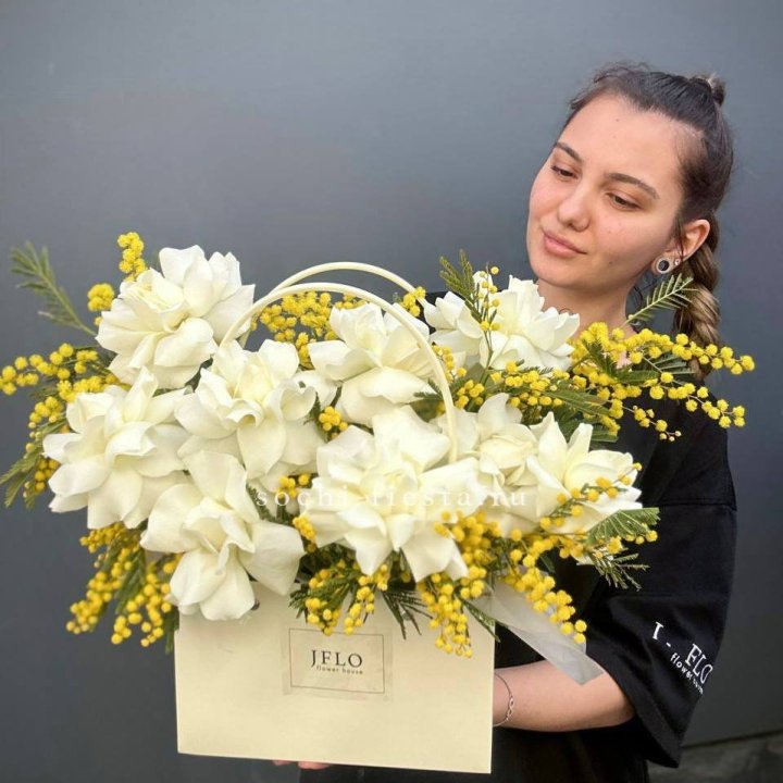 Французские Розы и мимоза  в сумочке  в Томске