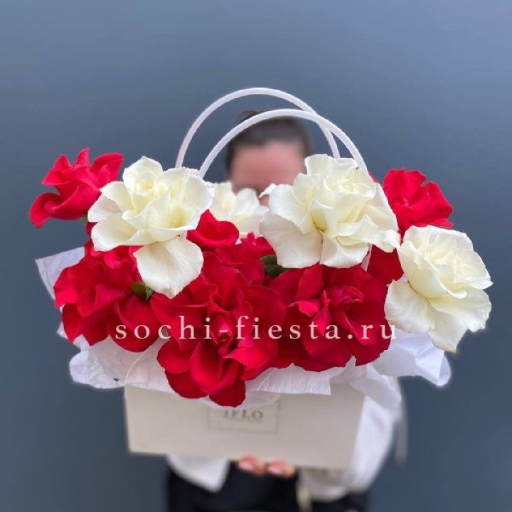 Сумочка  красных и белых роз в Томске