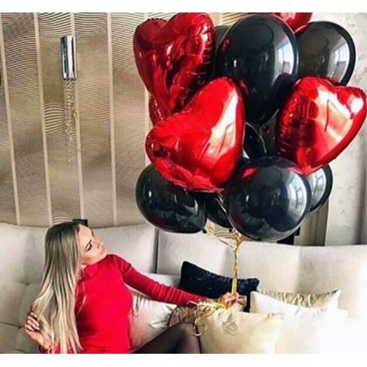 Фонтан из красных сердец с чёрными шарами  в Томске