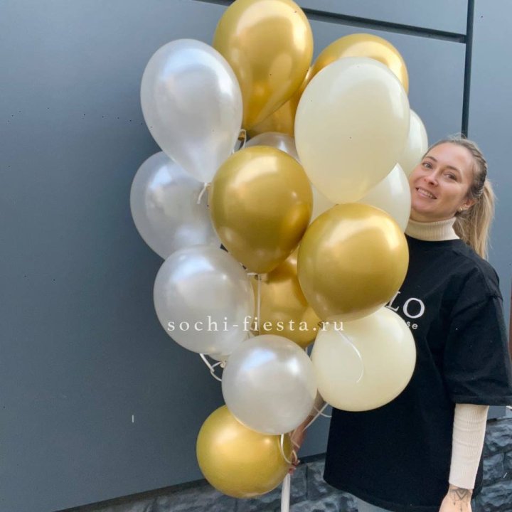 Облако шаров из белого и золотого оттенков в Томске