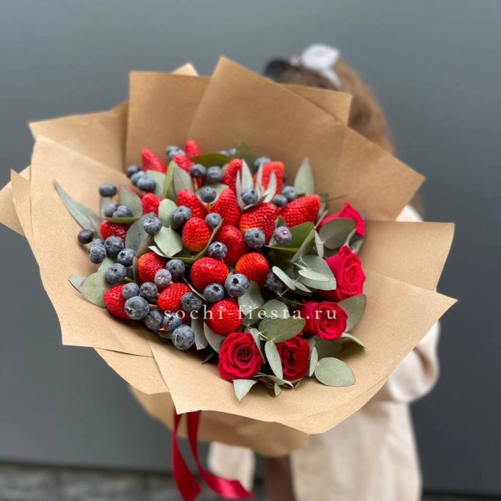 Клубника и голубика с цветами в Томске