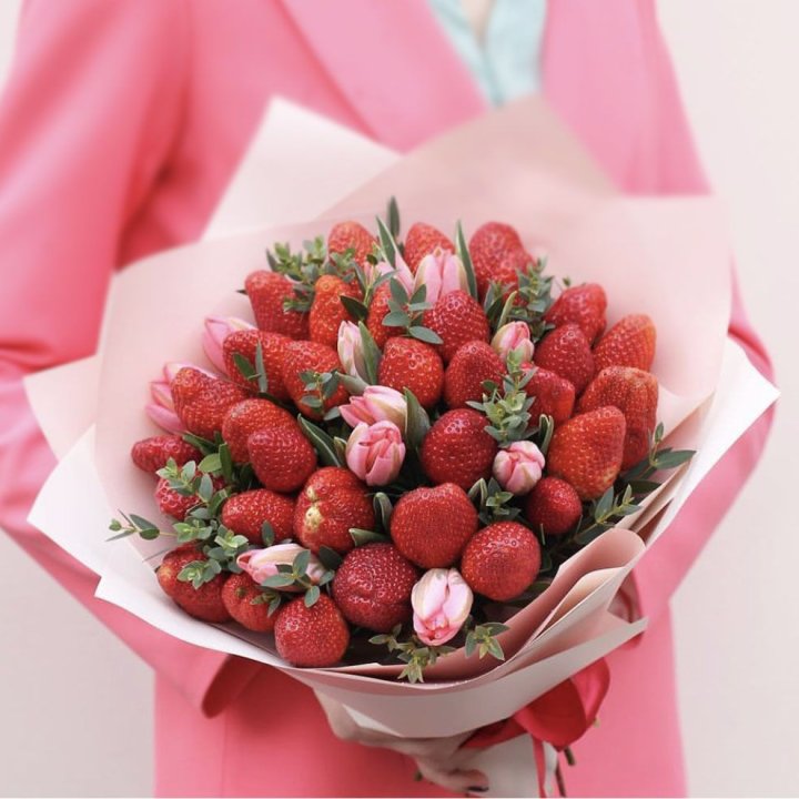 Тюльпаны и клубника в Томске