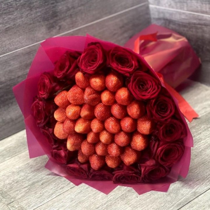 Клубничный букет с розами в Томске