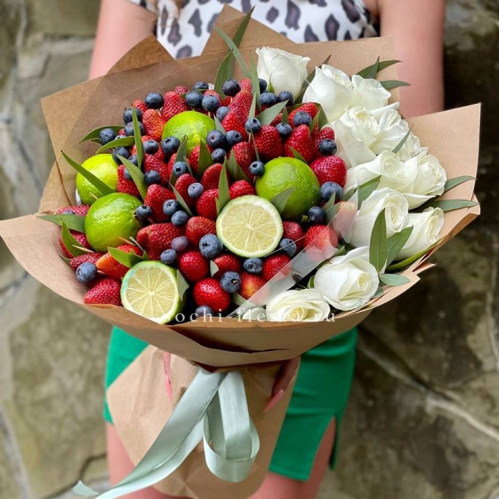 Ягодно-цитрусовый букет с розами в Томске