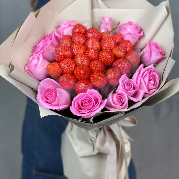 Клубника и розы в Томске