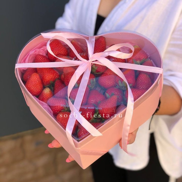 Коробочка сердце  с клубникой в Томске