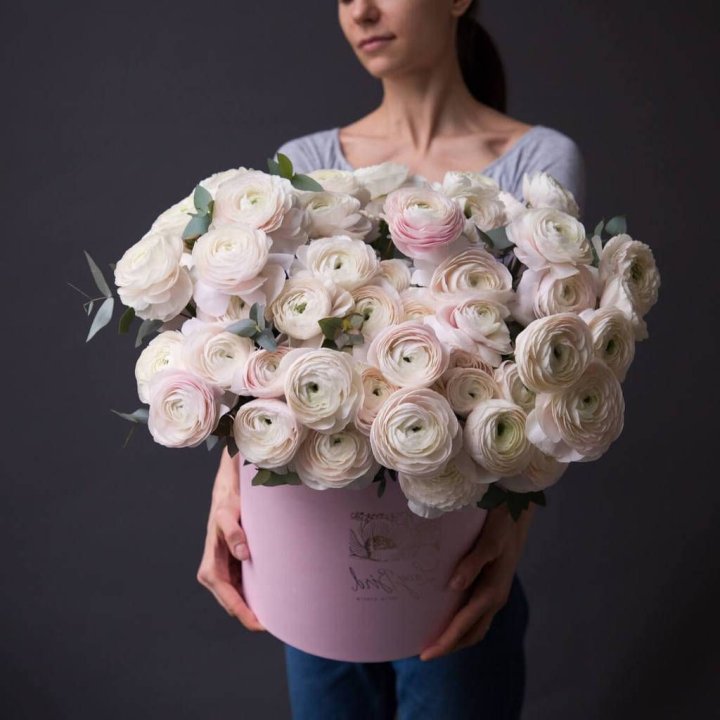 Бокс с ранункулюсами в Томске