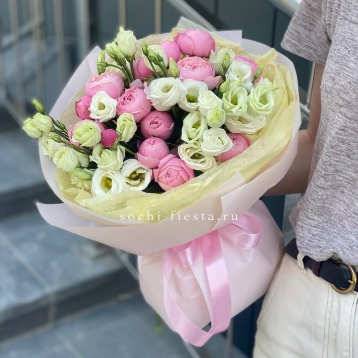 Букет кустовых роз с эустомой в Томске