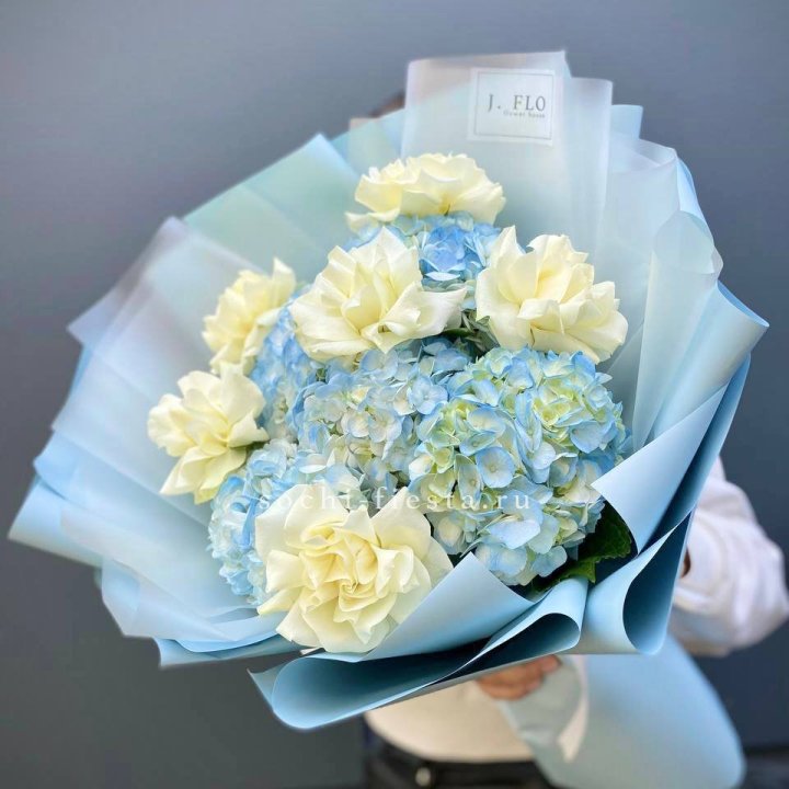  Букет из голубых гортензий и роз  в Томске