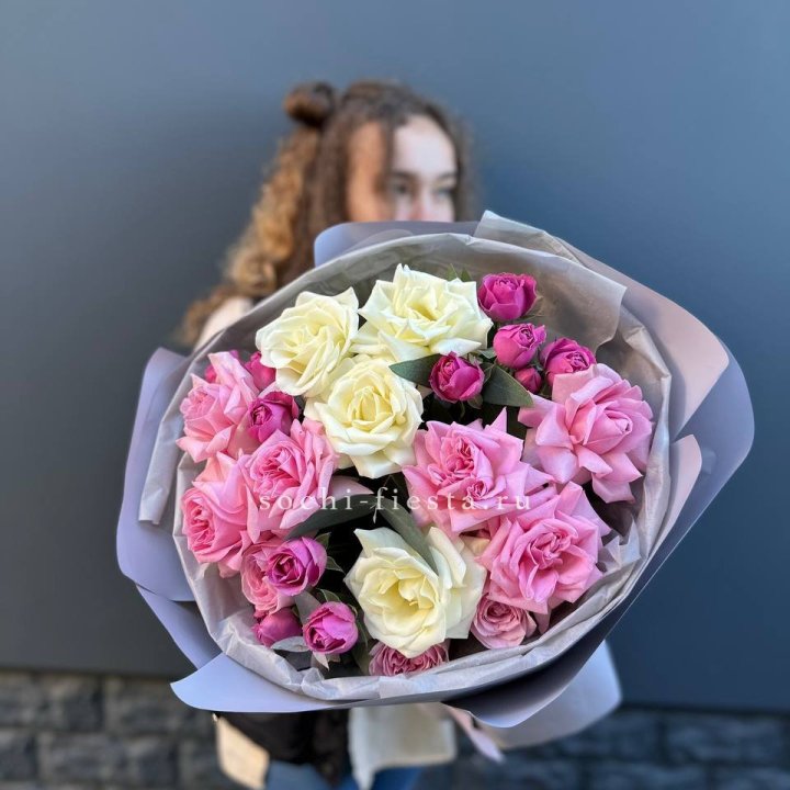 Букет французских и пионовидных роз в Томске