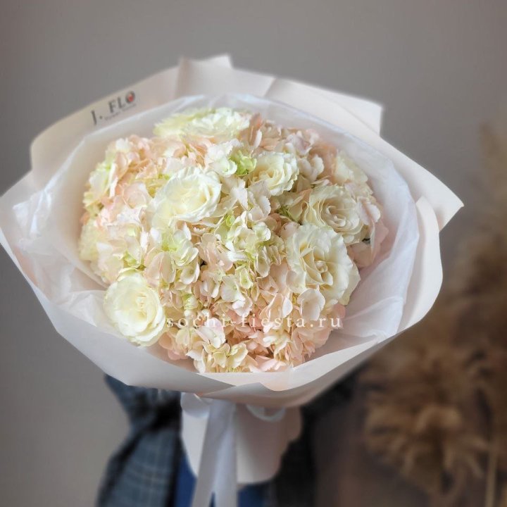  Букет гортензии и роз  в Томске