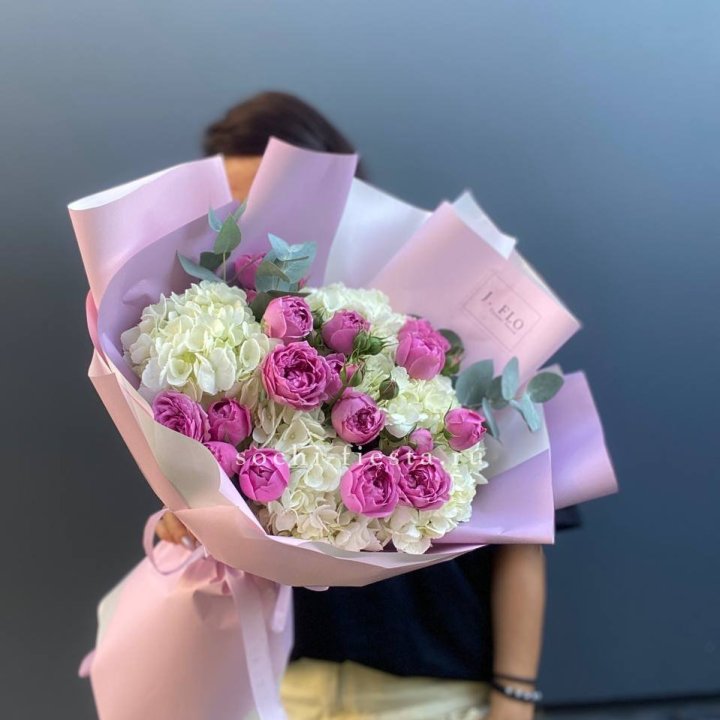 Букет белых гортензий и пионовидных роз  в Томске