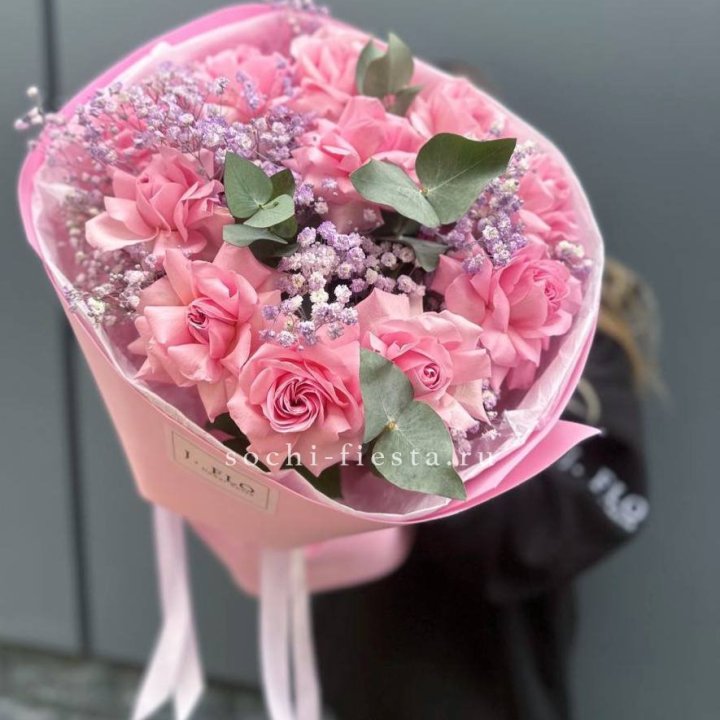 Розовые французские розы с гипсофилой в Томске