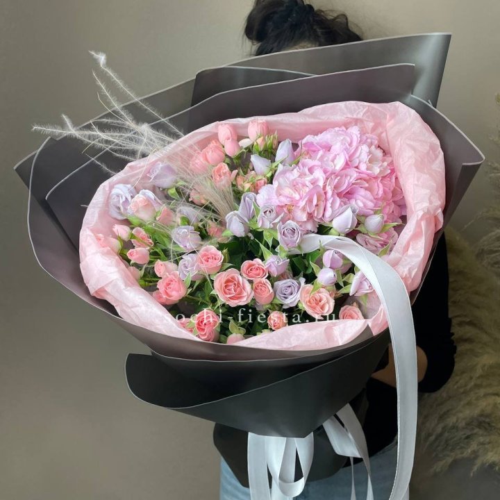  Букет гортензии и роз "Саперави" в Томске