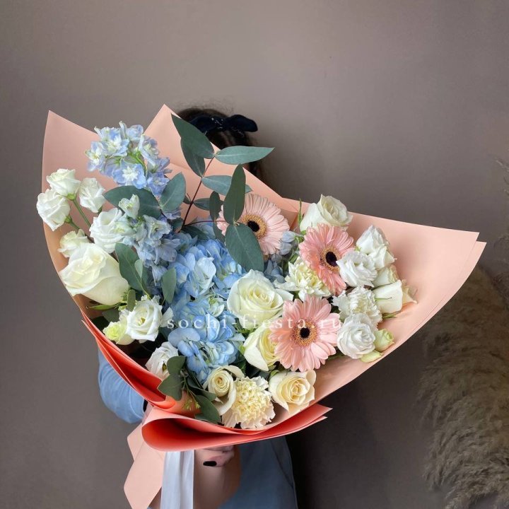  Букет гортензии и роз "Валенсия" в Томске
