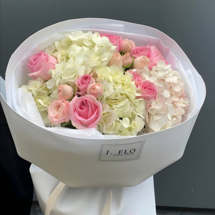  Букет гортензии и роз  "Тиамо" в Томске