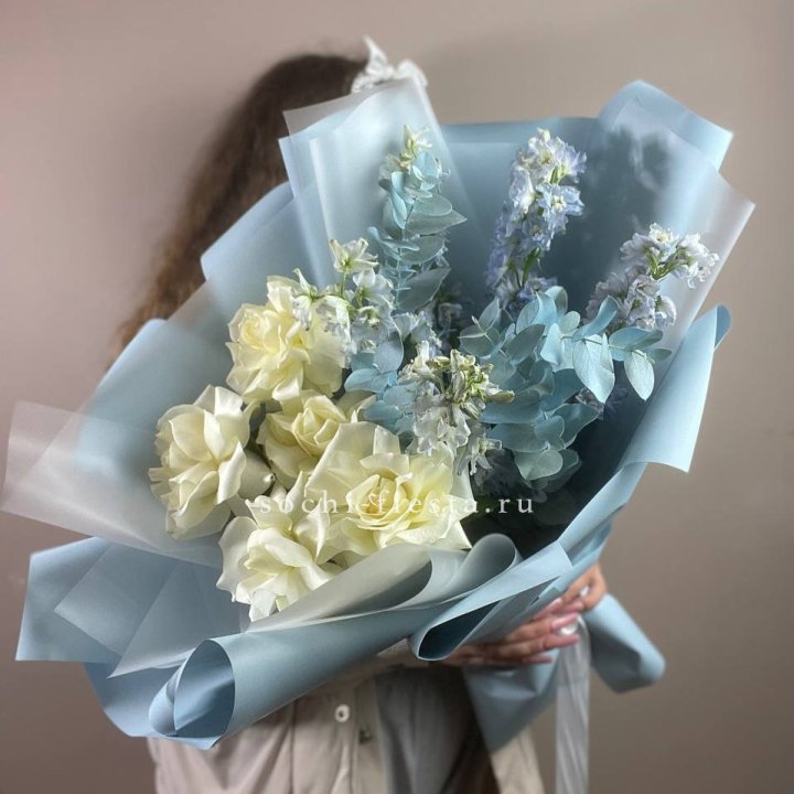 Букет из белых французских роз и дельфиниума в Томске