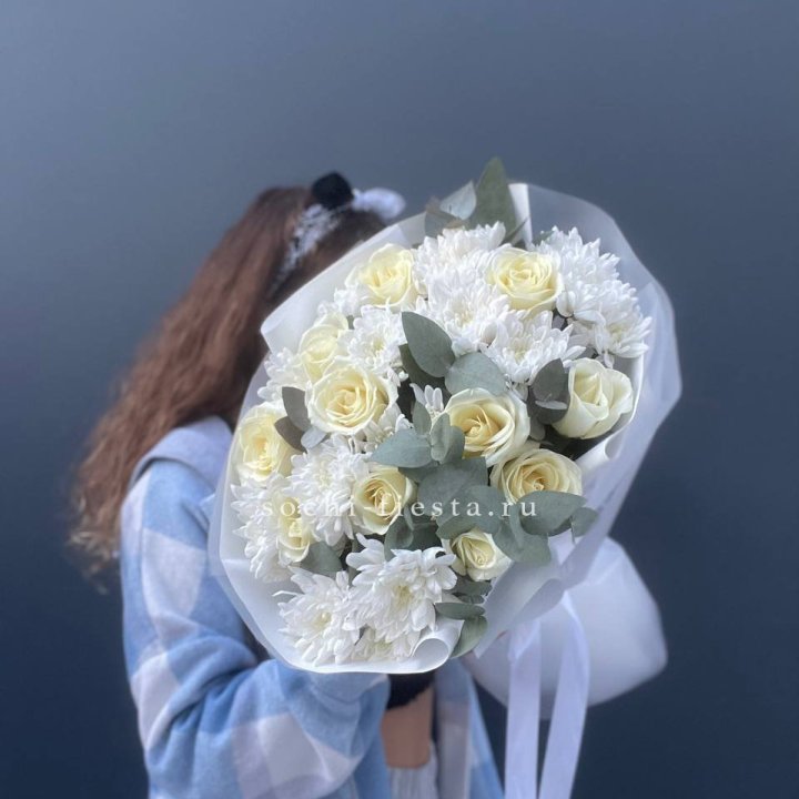  Букет белых роз с хризантемой  в Томске