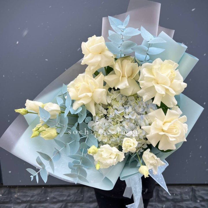 Букет с гортензией и белыми французскими розами в Томске