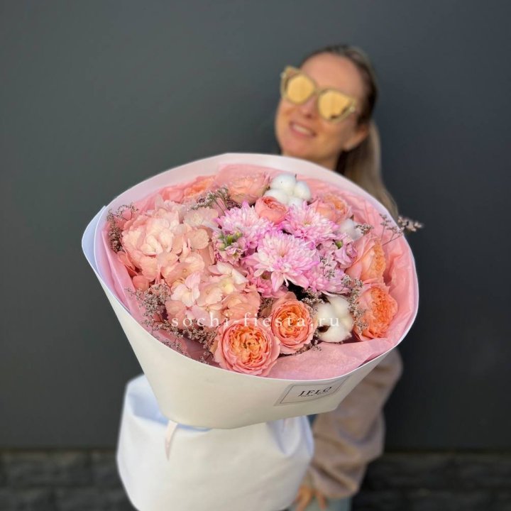 Букет гортензии и кустовых роз  в Томске