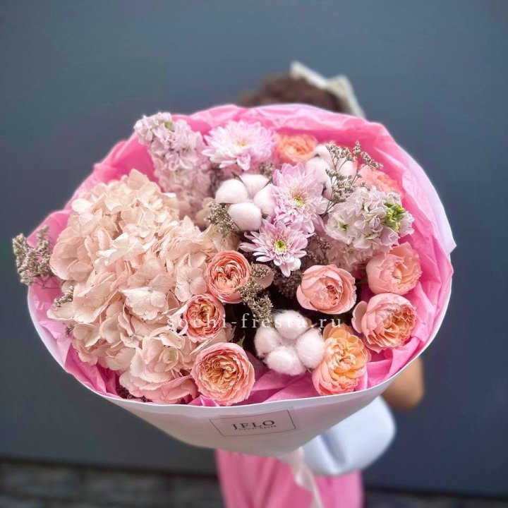 Букет гортензии и кустовых роз "Абрассо" в Томске