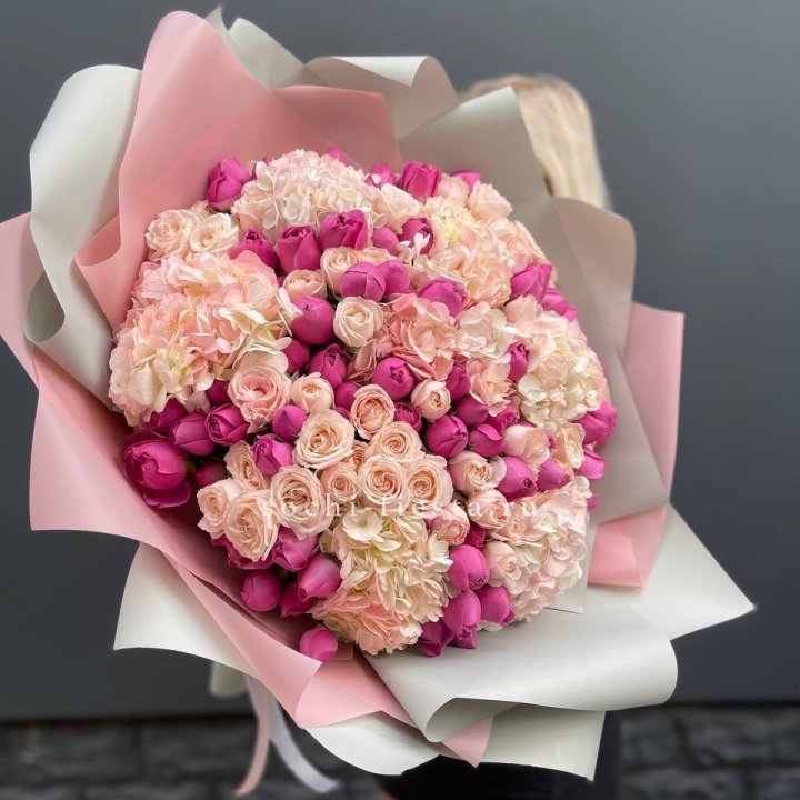 Букет кустовые розы и гортензия в Томске