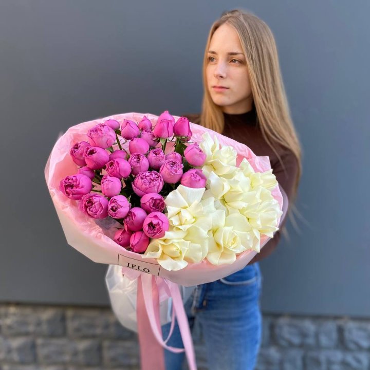 Дуо белых и кустовых роз в Томске