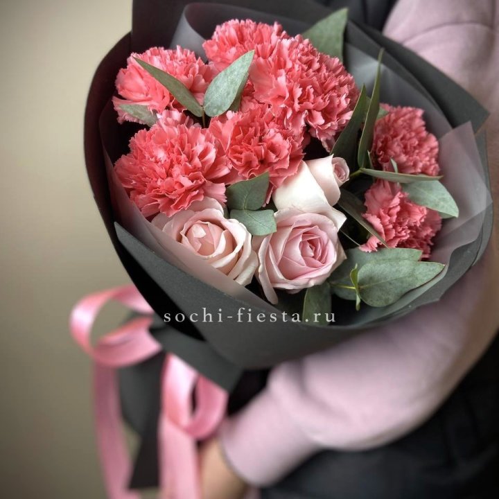 Букет из роз и диантусов "Пенелопа" в Томске