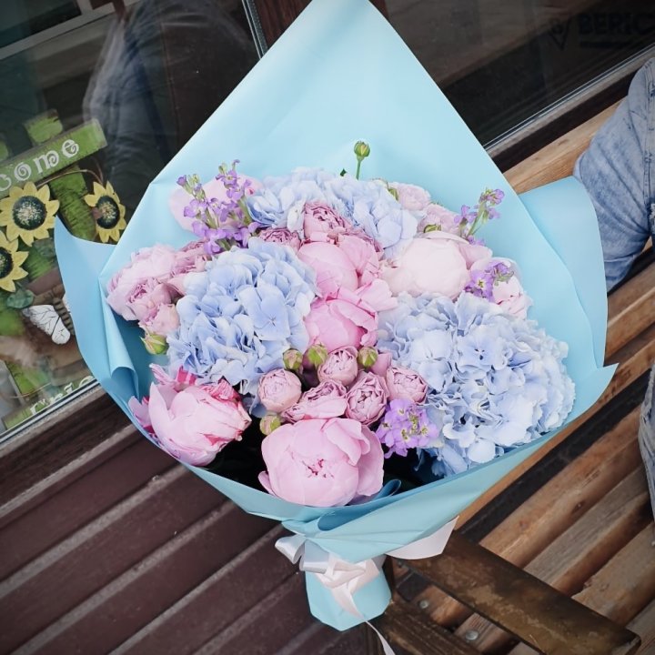 Букет с гортензиями "Блубери" в Томске