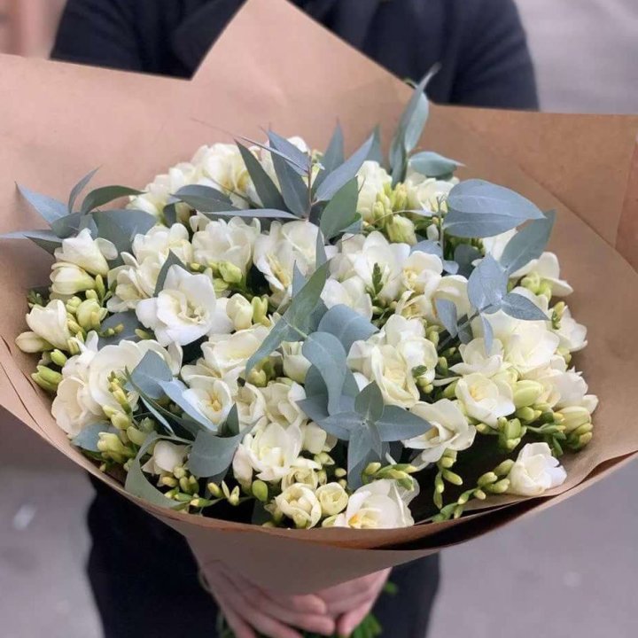 51 фрезия с эвкалиптом в Томске