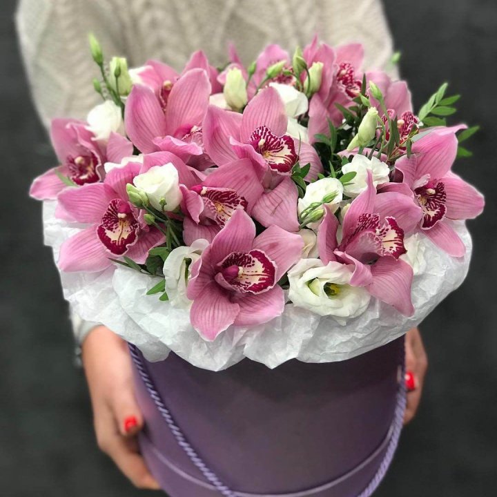 Орхидея и эустома в шляпной коробке в Томске