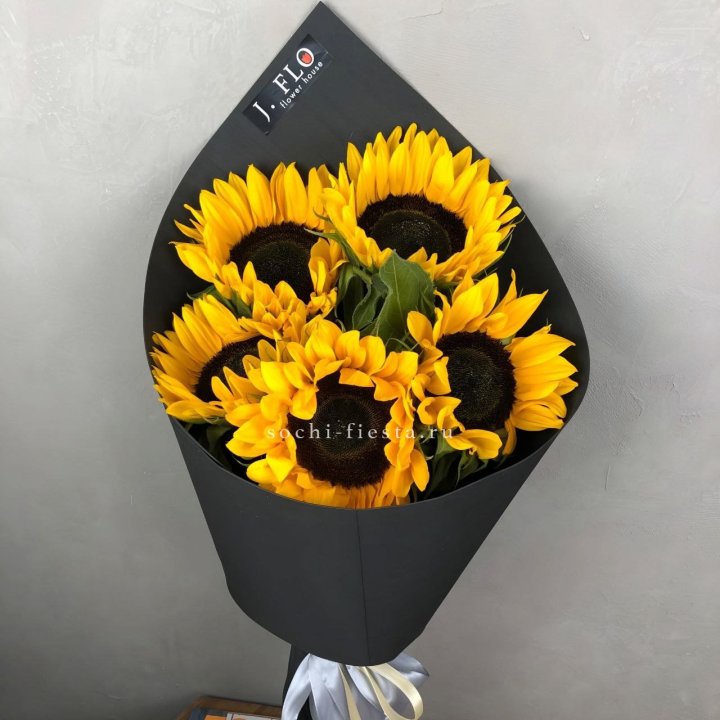 Букет из 5  подсолнухов в Томске