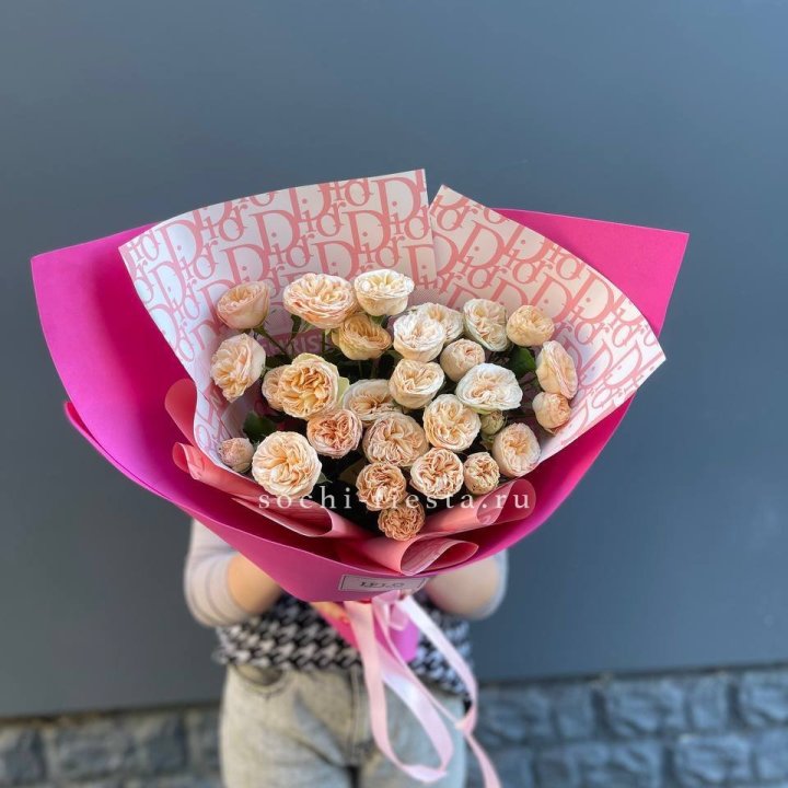 9 пионовидных роз в Томске