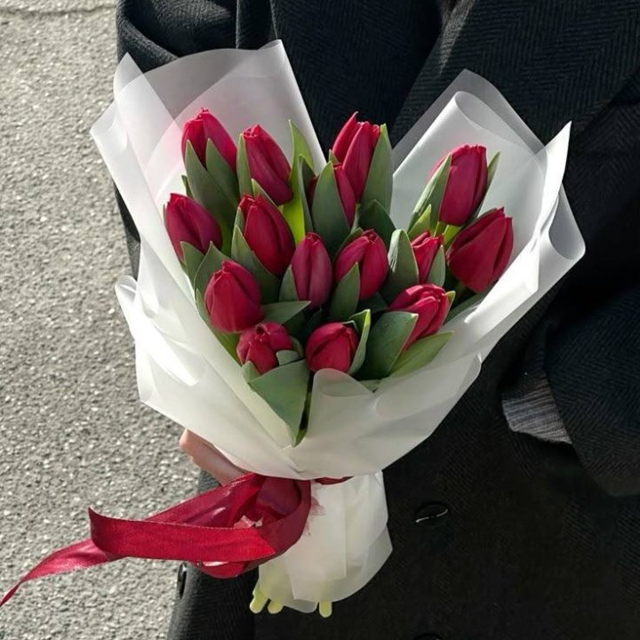15 красных тюльпанов в Томске