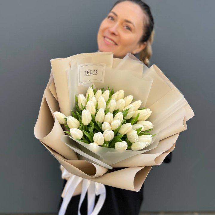 35 белых тюльпанов в Томске