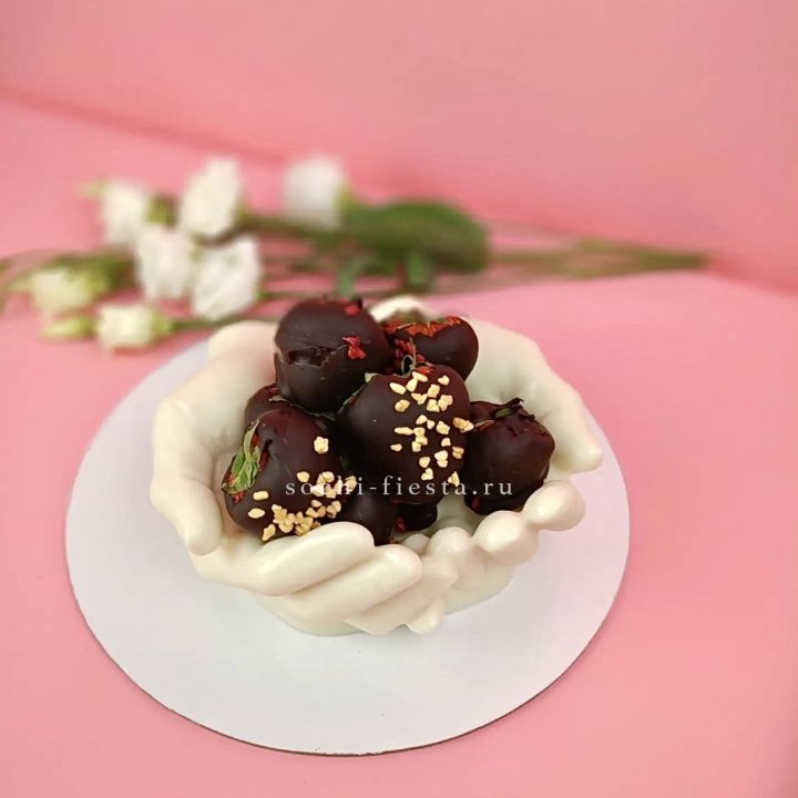 Клубника в шоколаде на шоколадных ладонях  в Томске