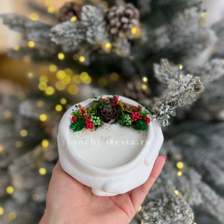 Свеча ароматическая в гипсе Руки с шишкой в Томске