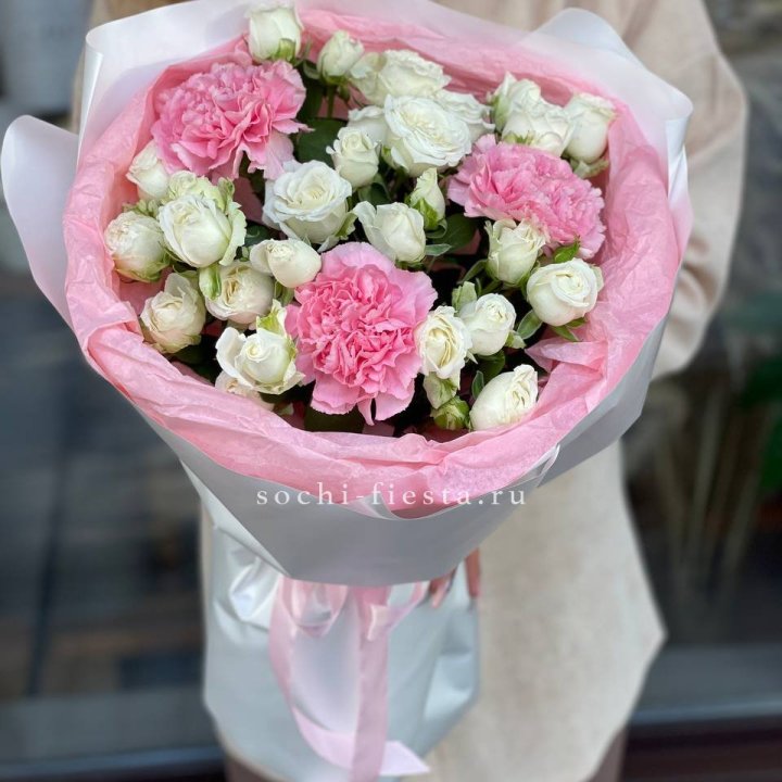 Букет розы с диантусами "Блэш" в Томске