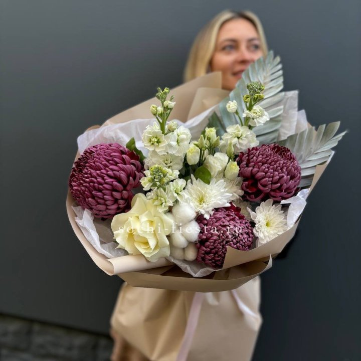 Хризантемы с маттиолой розами эустомой Чика в Томске