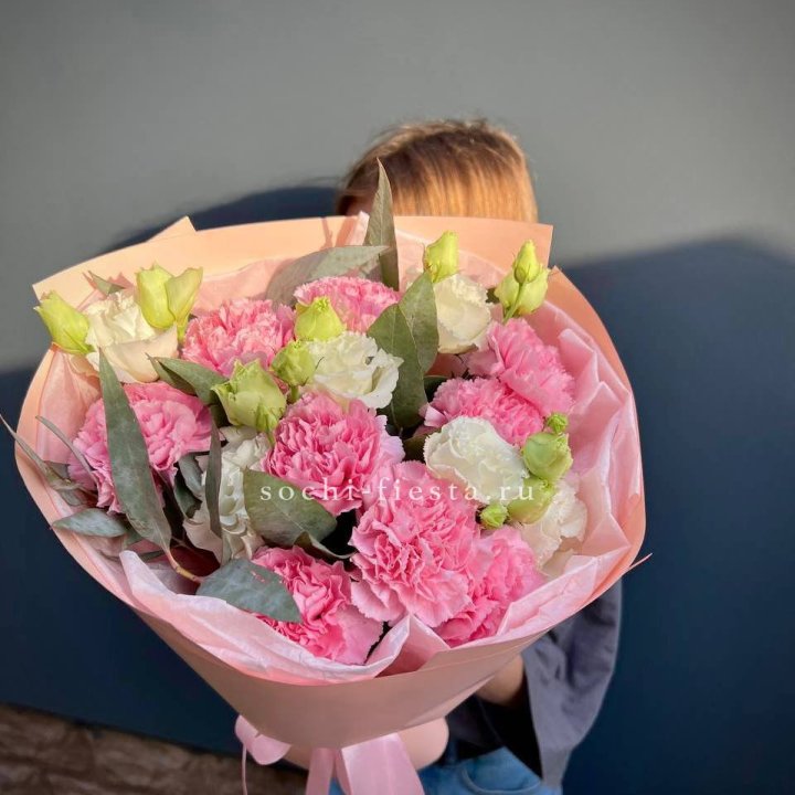 Букет гвоздик и  эустом "Сири" в Томске