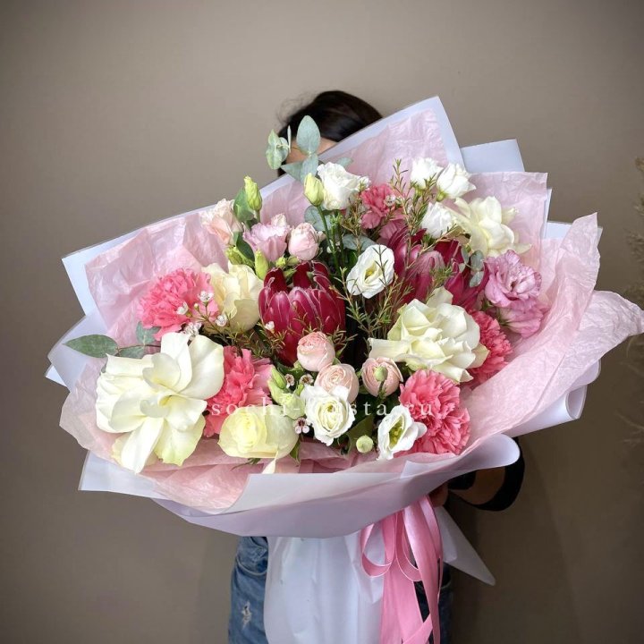 Букет с протеей, розами "Элеонора" в Томске