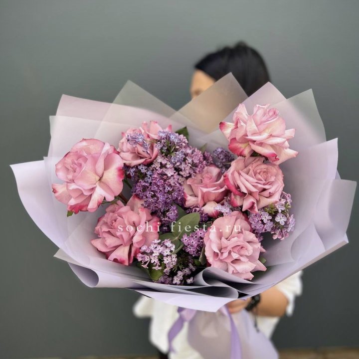 Букет из розовых роз и сирени в Томске