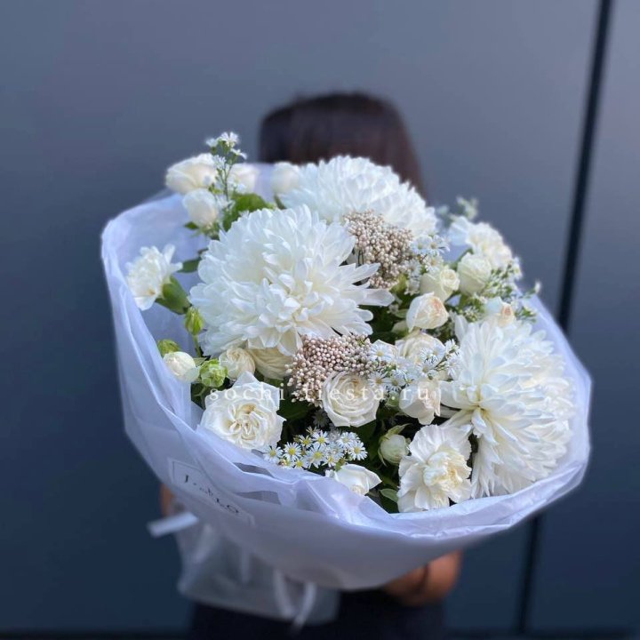 Букет хризантем и роз вайт шотс в Томске