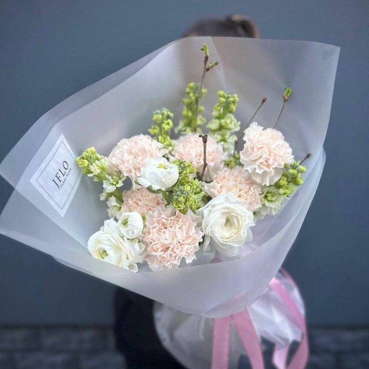 Букет маттиолы и ранункулюсов  в Томске