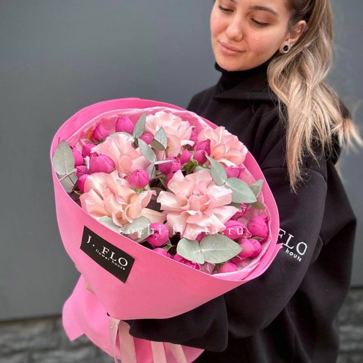 Букет французских и пионовидных роз "Ламиносо" в Томске