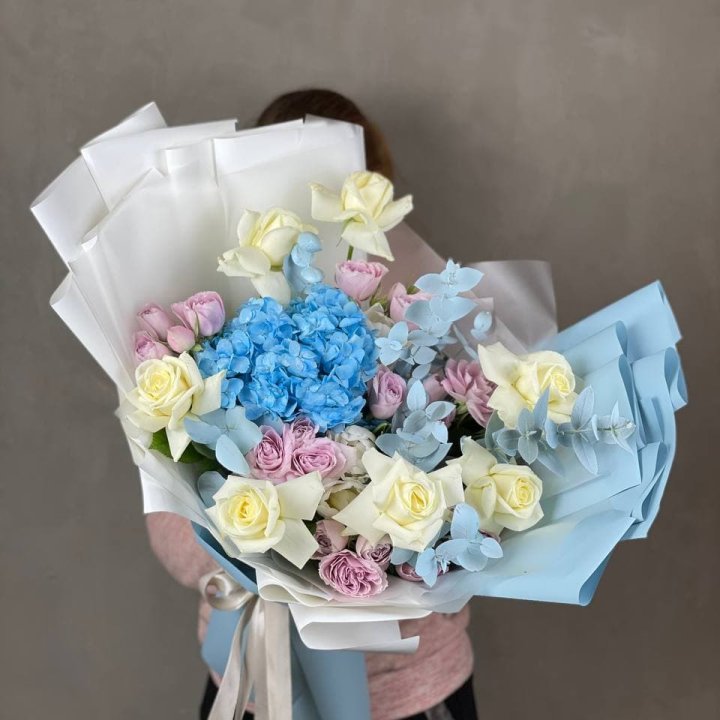 Дизайнерский букет "Блю скайфорт" в Томске